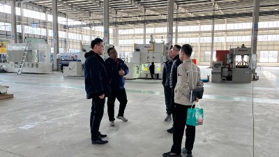 電池蓋帽客戶來訪考察鏈式噴膠機、滾噴設備